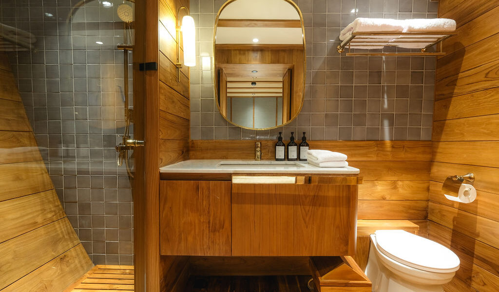 Deluxe Cabin in Celestia Yacht Cruise Phinisi | Komodo National Park | Komodo Luxury