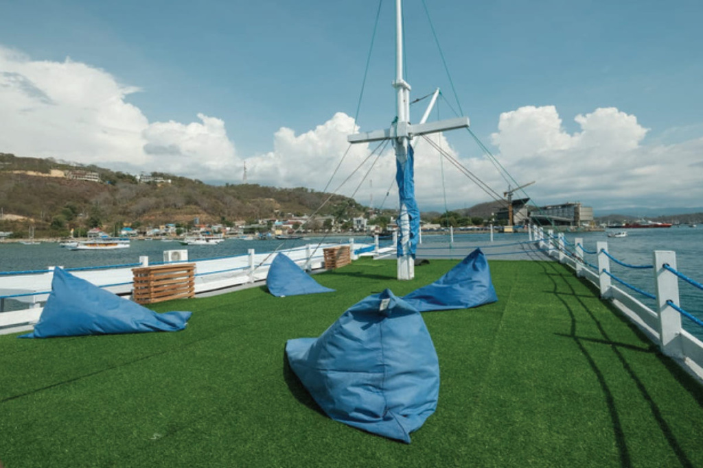 Sundeck in La Nissa Cruise Phinsi - Komodo Luxury