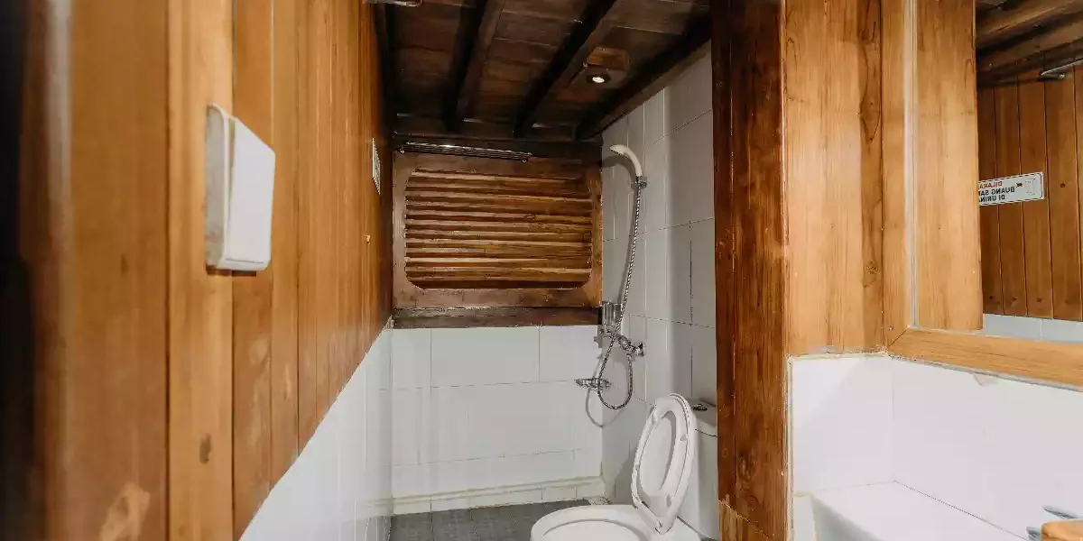 Toilet Master Cabin Adishree Phinisi Boat Charter | Komodo Luxury