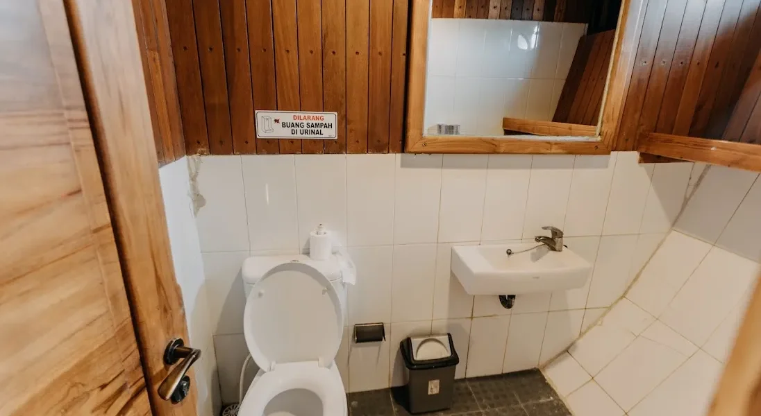 Toilet Triple Cabin Adishree Phinisi Boat Charter | Komodo Luxury
