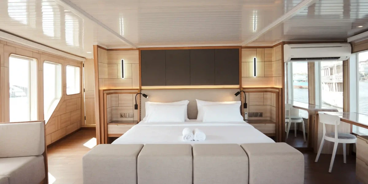 Adonara Room | Mosalaki Yacht Cruise Phinisi | Komodo Luxury