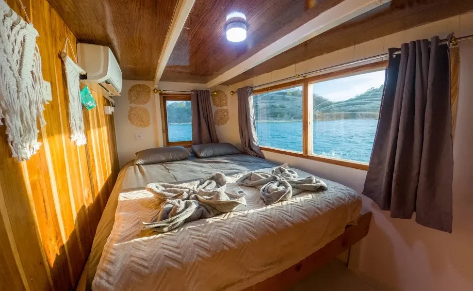Deluxe Ocean Cabin Almadira Phinisi | Komodo Luxury