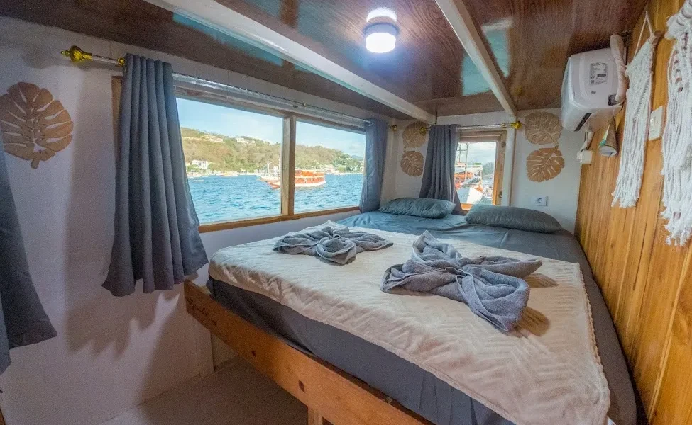 Deluxe Ocean Cabin Almadira Phinisi | Komodo Luxury