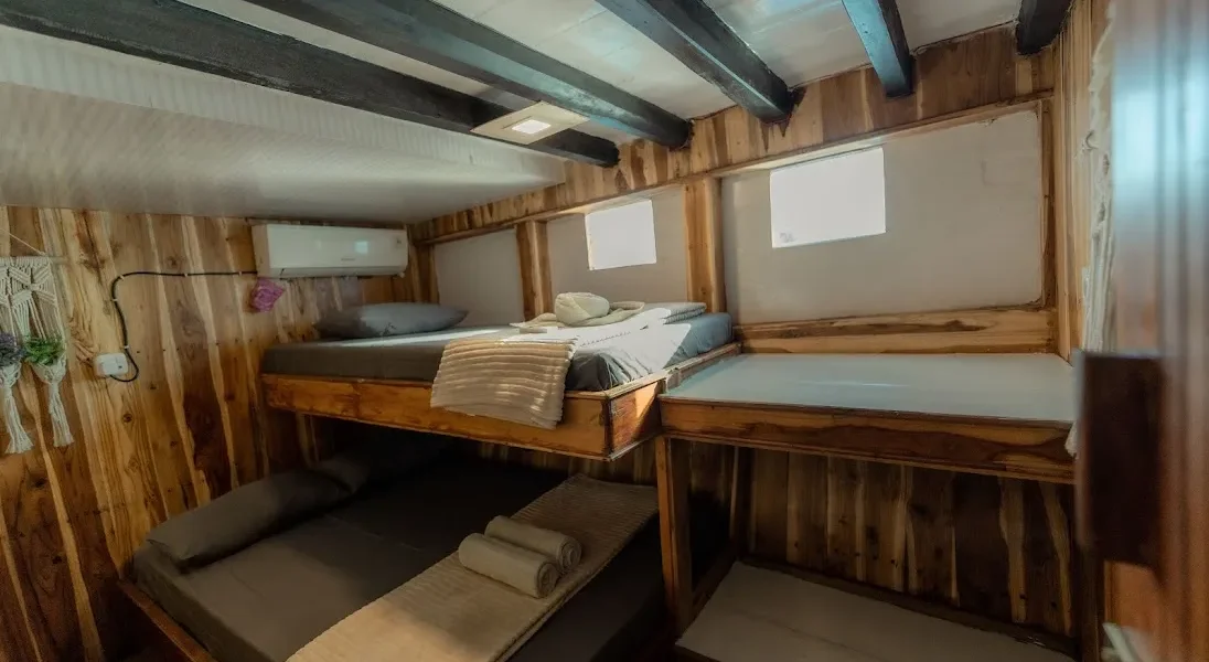 Private Cabin Almadira Phinisi | Komodo Luxury