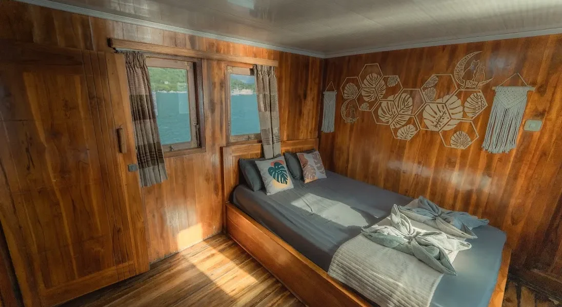 Master Ocean Cabin Almadira Phinisi | Komodo Luxury
