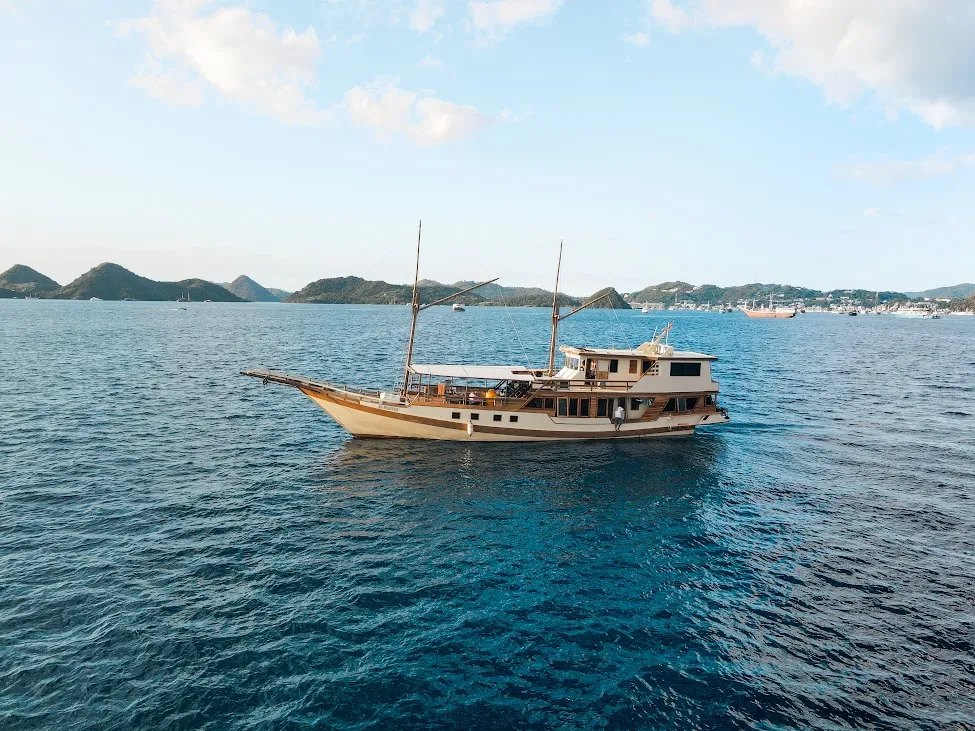 Exterior Almadira Phinisi | Komodo Luxury