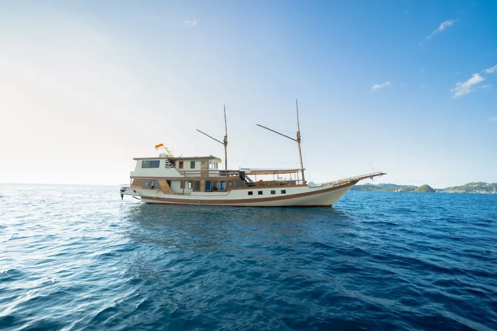 Exterior Almadira Phinisi | Komodo Luxury