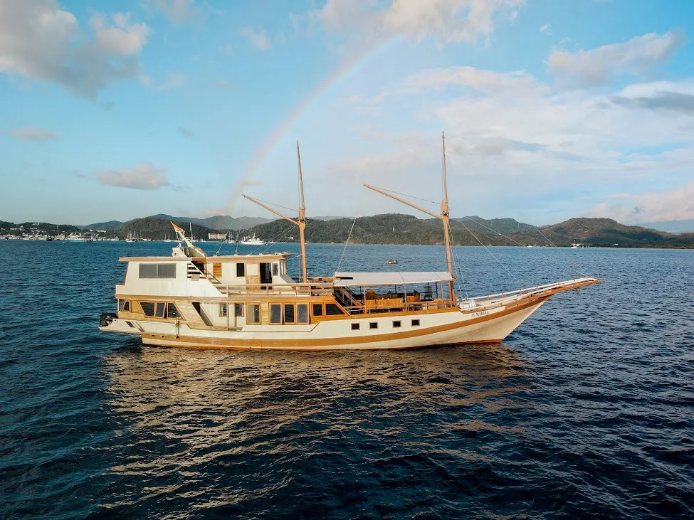 Exterior Almadira Phinisi | Komodo Luxury