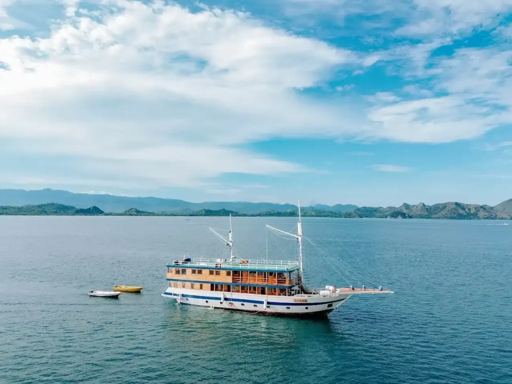 Alore Phinisi Boat Charter | Komodo Tour | Komodo Luxury