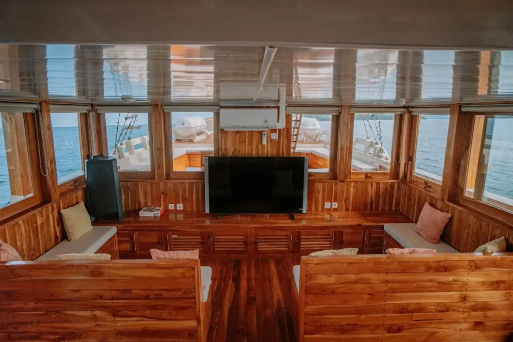 Alore Phinisi Boat Charter | Komodo Tour | Komodo Luxury