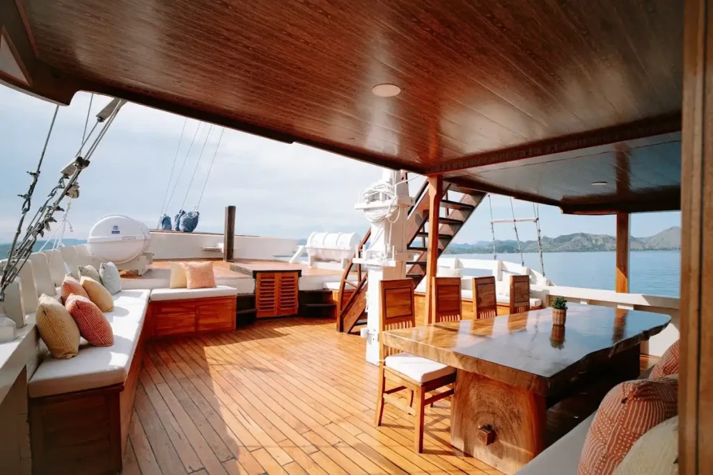 Alore Phinisi Boat Charter | Komodo Tour | Komodo Luxury