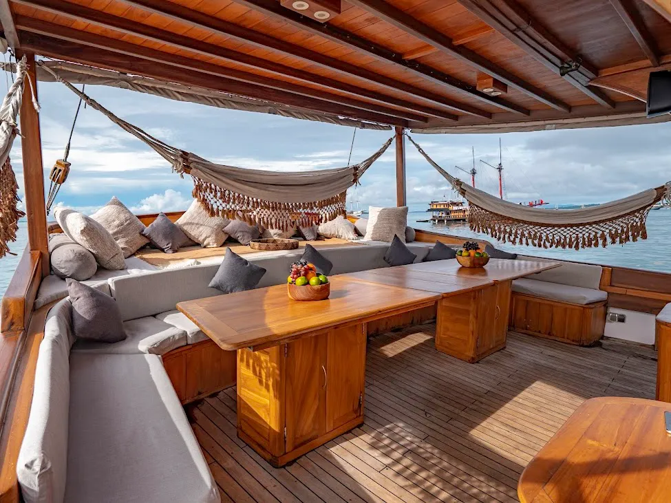 Anne Bonny Liveaboard | Raja Ampat Diving Tour | Komodo Dragon Tour | Komodo Luxury