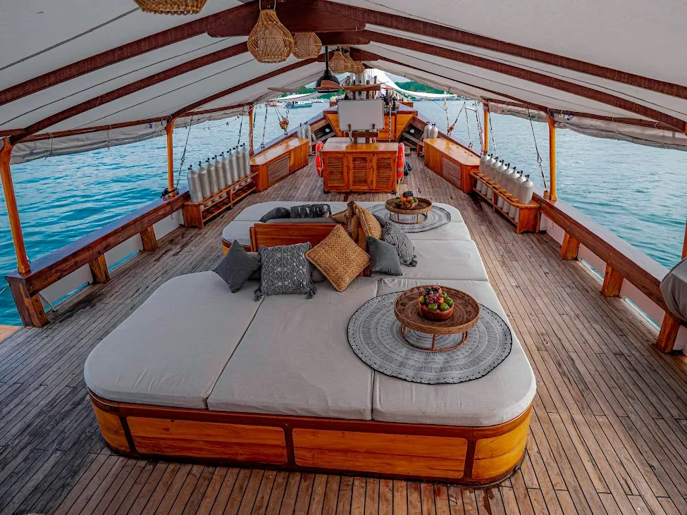 Anne Bonny Liveaboard | Raja Ampat Diving Tour | Komodo Dragon Tour | Komodo Luxury