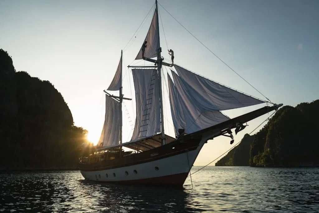 Anne Bonny Liveaboard | Raja Ampat Diving Tour | Komodo Dragon Tour | Komodo Luxury