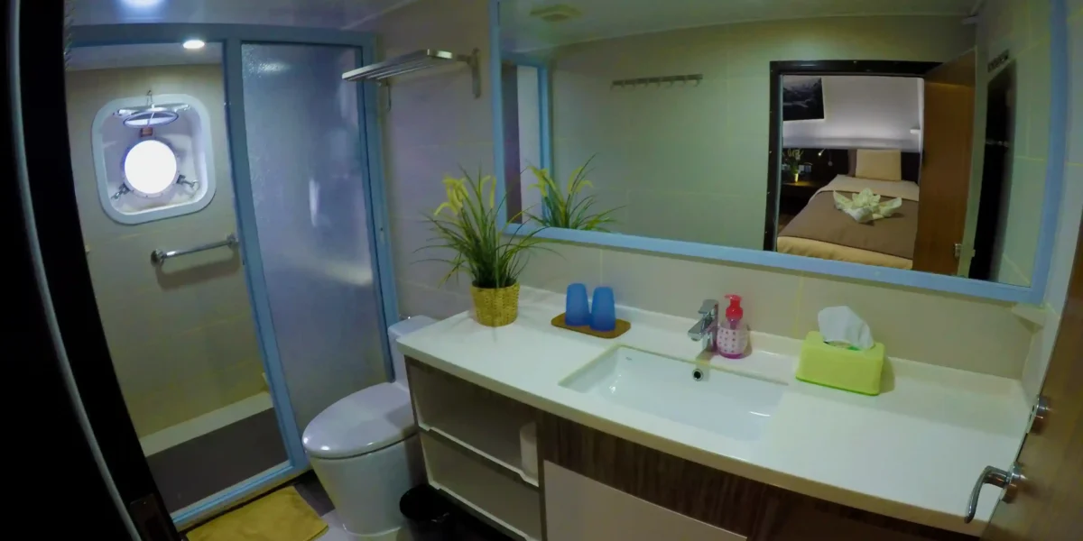 Blue Manta Lower Deck Bathroom