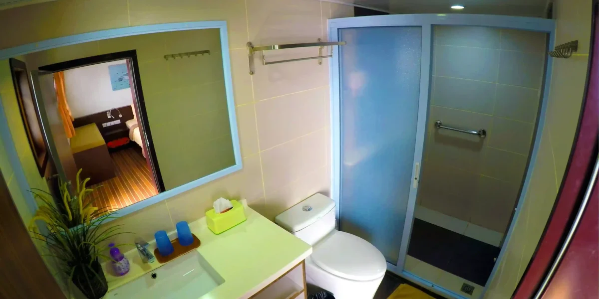 Blue Manta Upper Deck Bathroom