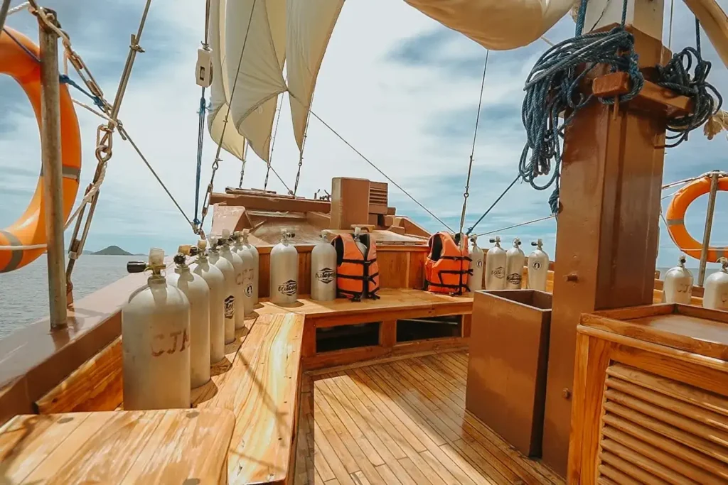 Cajoma IV Phinisi Boat Charter | Divedeck | Liveaboard | Komodo Tour | Komodo Luxury