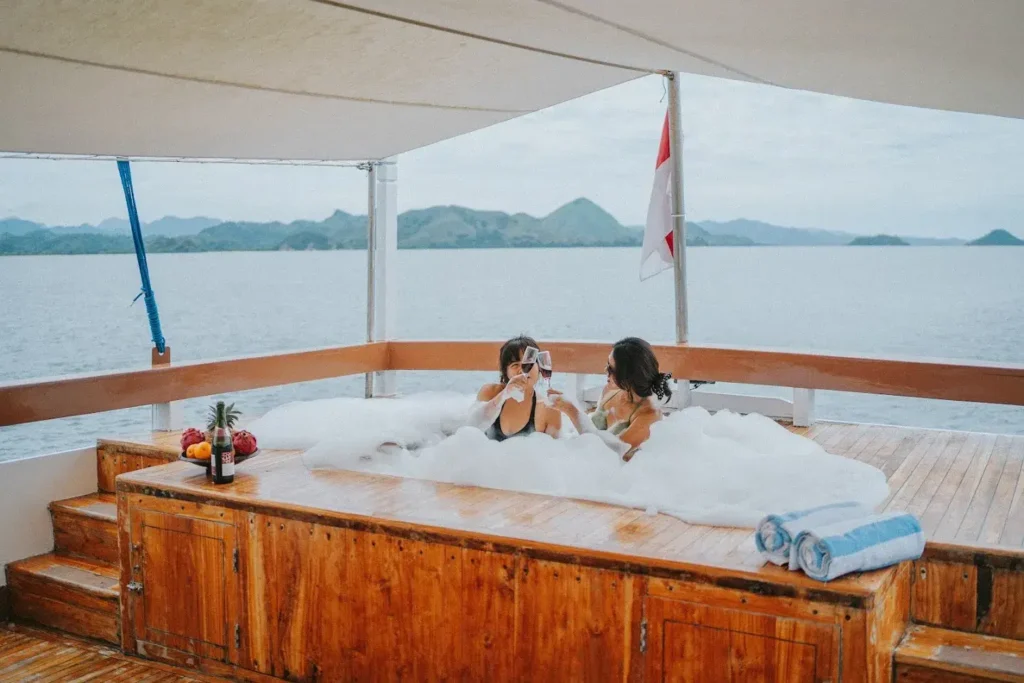 Cajoma IV Phinisi Boat Charter | Jacuzzi | Liveaboard | Komodo Tour | Komodo Luxury