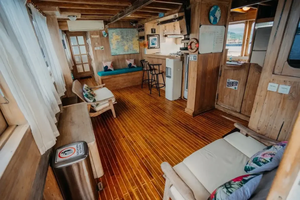 Cajoma IV Phinisi Boat Charter | Living Room | Liveaboard | Komodo Tour | Komodo Luxury