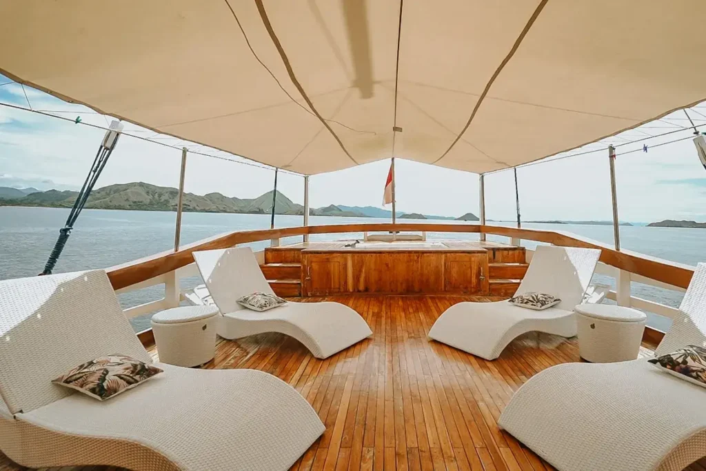 Cajoma IV Phinisi Boat Charter | Sundeck | Liveaboard | Komodo Tour | Komodo Luxury