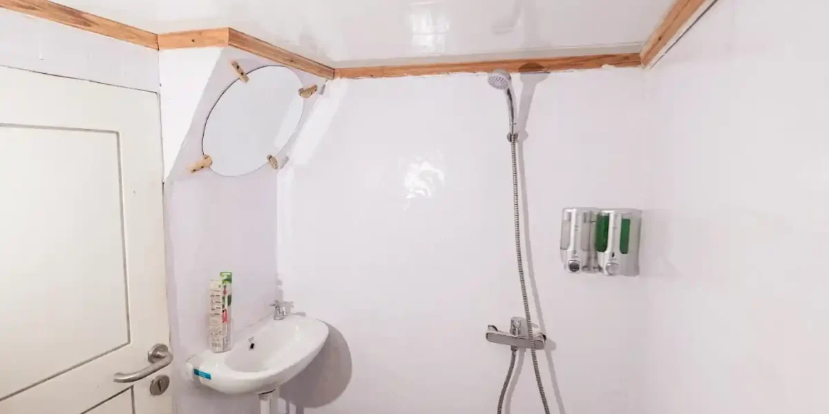 Lower Cabin Bathroom on Cajoma V Phinisi Boat Charter | Liveaboard | Komodo Tour | Komodo Luxury