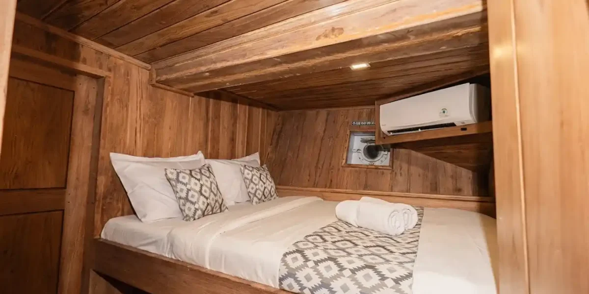 Lower Cabin on Cajoma V Phinisi Boat Charter | Liveaboard | Komodo Tour | Komodo Luxury