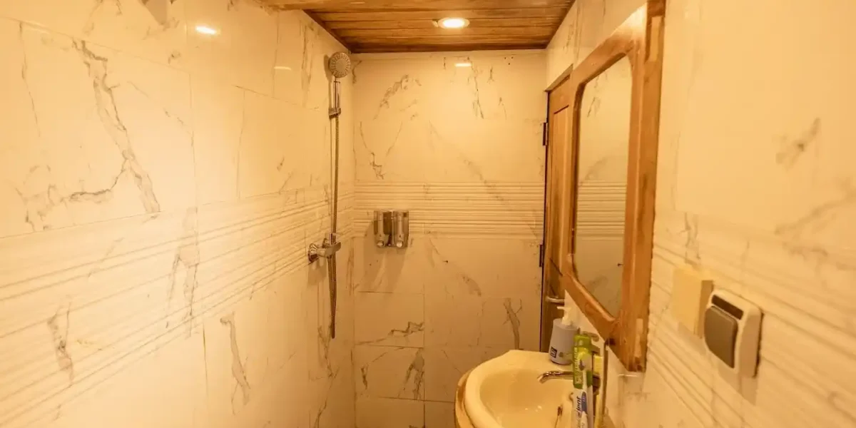 Lower Cabin Bathroom on Cajoma V Phinisi Boat Charter | Liveaboard | Komodo Tour | Komodo Luxury