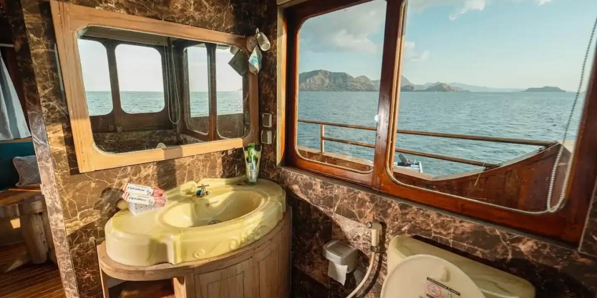 Master Cabin Bathroom on Cajoma V Phinisi Boat Charter | Liveaboard | Komodo Tour | Komodo Luxury