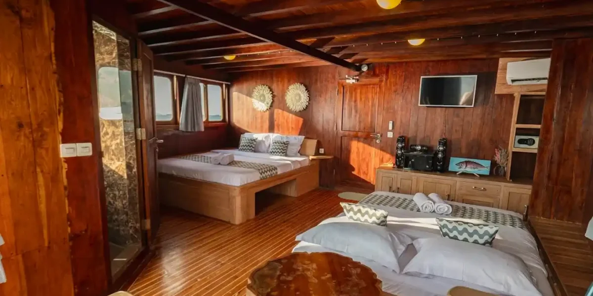 Master Cabin on Cajoma V Phinisi Boat Charter | Liveaboard | Komodo Tour | Komodo Luxury