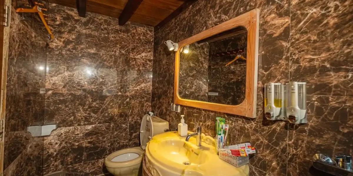 Upper Deck Bathroom on Cajoma V Phinisi Boat Charter | Liveaboard | Komodo Tour | Komodo Luxury