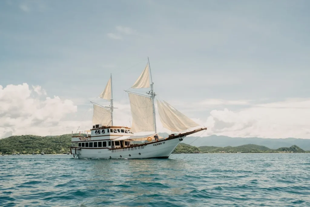 Cajoma IV Phinisi Boat Charter | Komodo Tour | Komodo Luxury