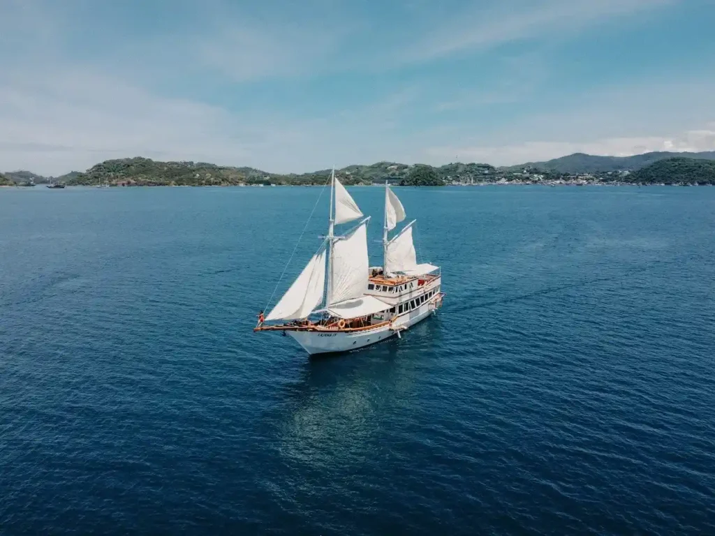 Cajoma IV Phinisi Boat Charter | Komodo Tour | Komodo Luxury