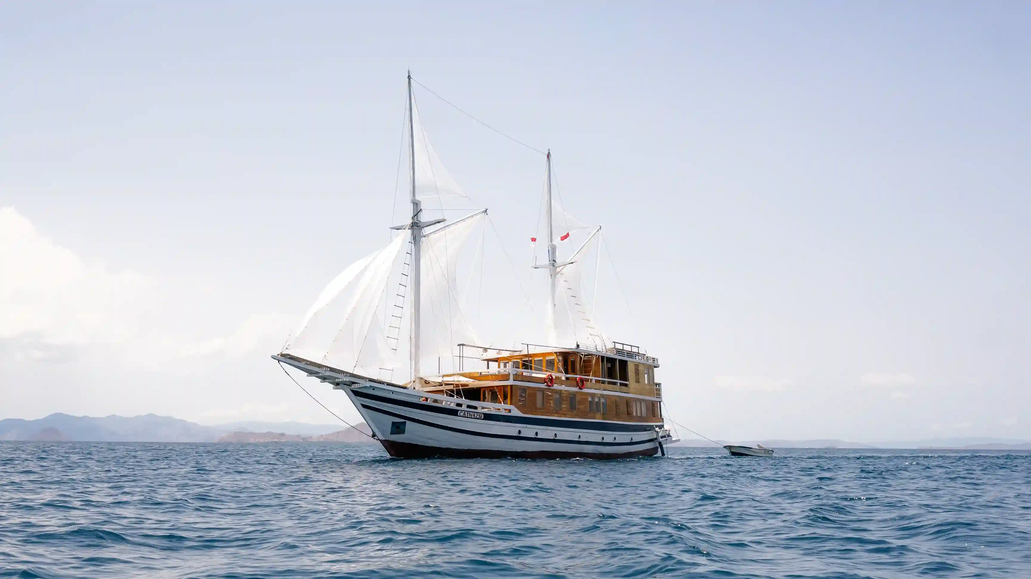 9D8N Komodo Tour text-white | Komodo Tour | Komodo Luxury