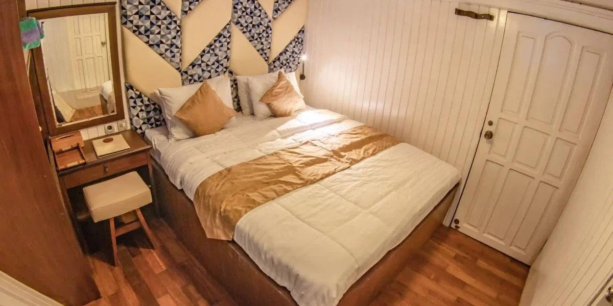 Lower Deck Room | Double Bed on Cheng Ho Phinisi | Komodo Tour | Komodo Luxury