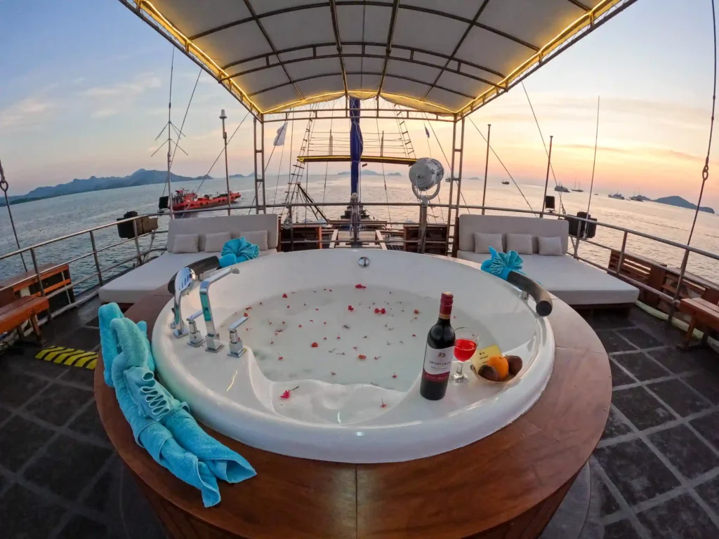Jacuzzi on Cheng Ho Phinisi | Komodo Tour | Komodo Luxury