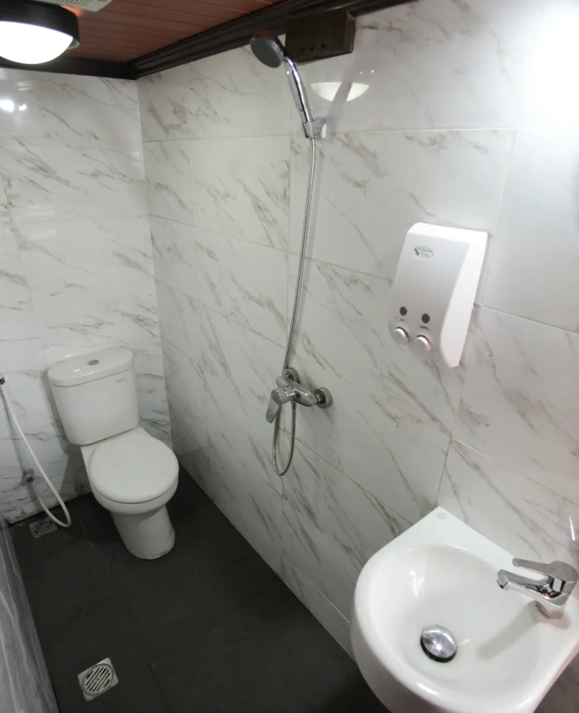 Ensuite Bathroom on Cheng Ho Phinisi | Komodo Tour | Komodo Luxury