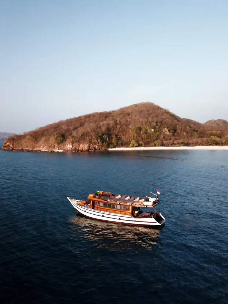 Delilah Yacht Cruise Phinisi - KomodoLuxury