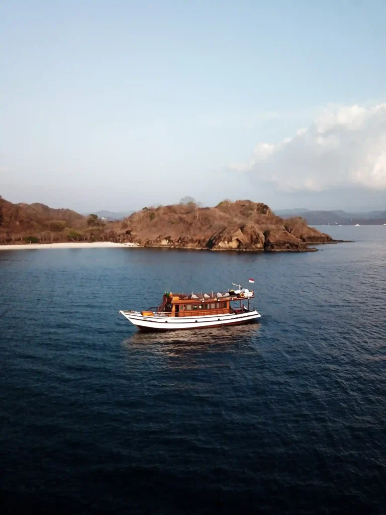 Delilah Yacht Cruise Phinisi - KomodoLuxury