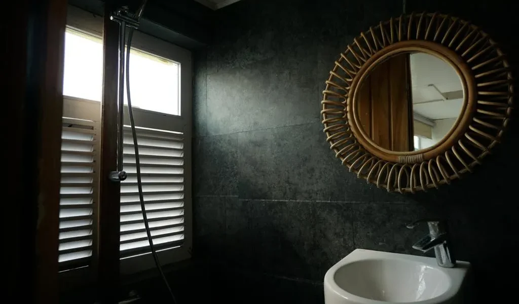 Deluxe Cabin Bathroom Dua Liveaboard | Komodo Tour | Komodo Luxury