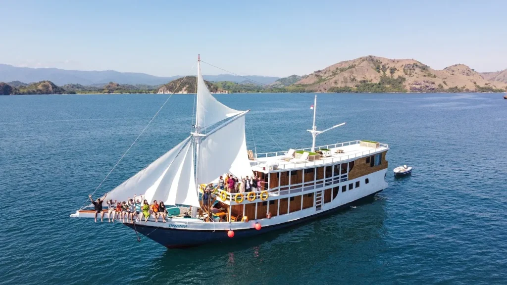 Dinara Cruise Phinisi } Komodo Luxury