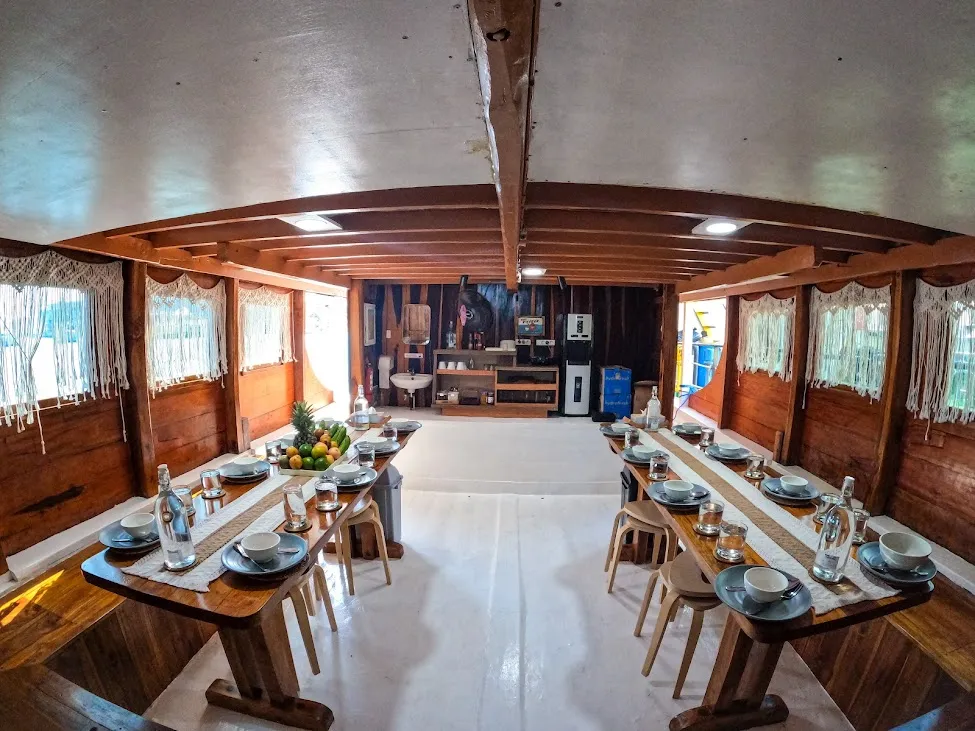 Dinara Cruise Phinisi } Komodo Luxury