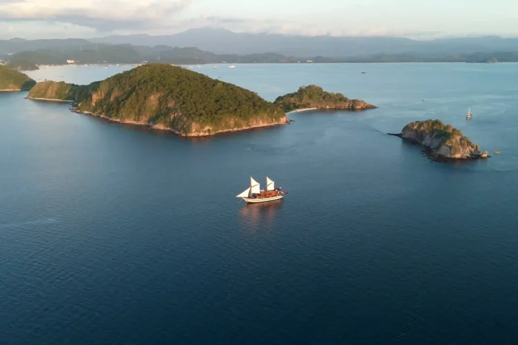 Neptune Cruise Phinisi Exterior 1 - Komodo Luxury 