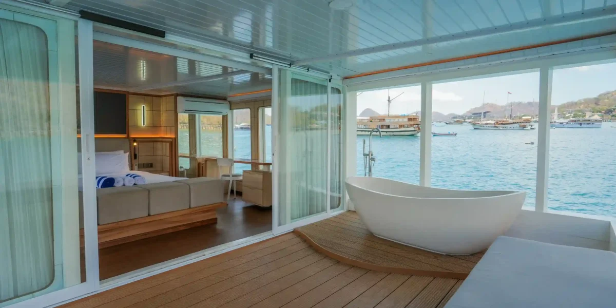 Adonara Room | Mosalaki Yacht Cruise Phinisi | Komodo Luxury