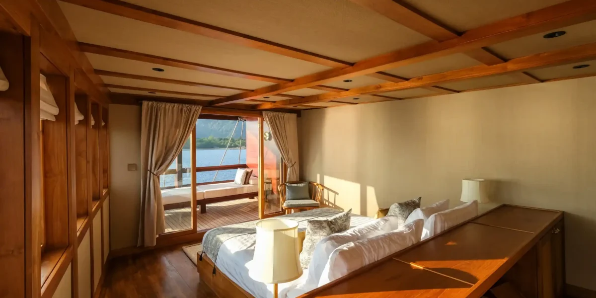 Owner Stateroom | Celestia Yacht Cruise Phinisi | Komodo Luxury