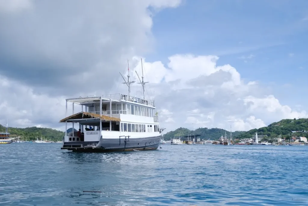 Exterior Dua Liveaboard | Komodo Tour | Komodo Luxury