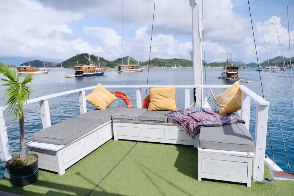 Sundeck Area Dua Liveaboard | Komodo Tour | Komodo Luxury