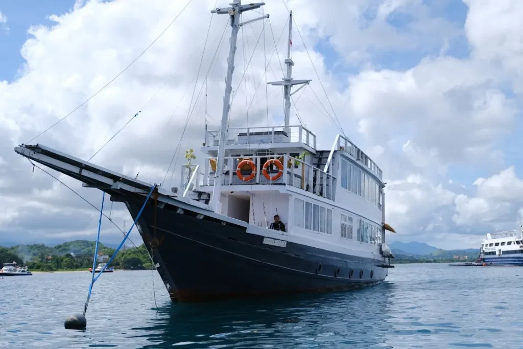 Exterior Dua Liveaboard | Komodo Tour | Komodo Luxury