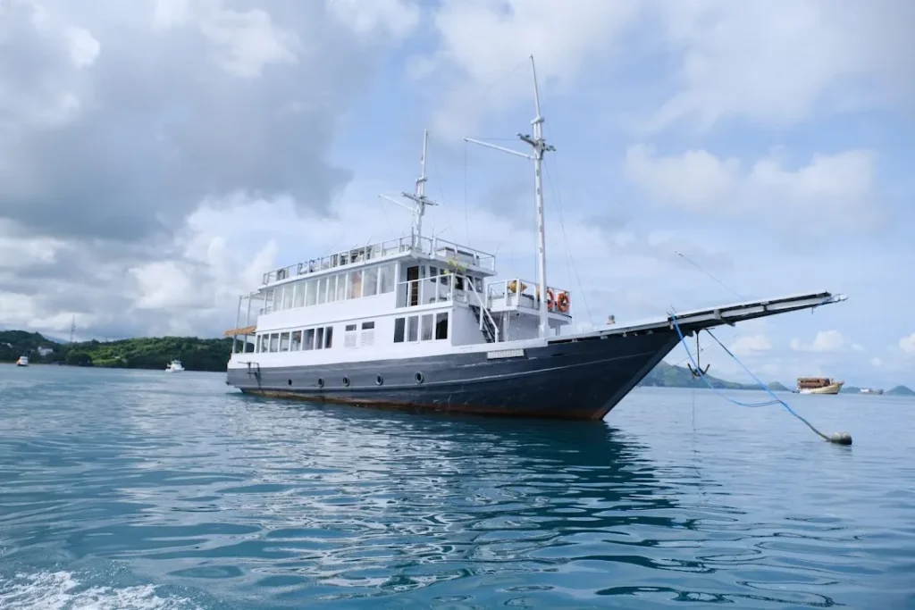 Exterior Dua Liveaboard | Komodo Tour | Komodo Luxury