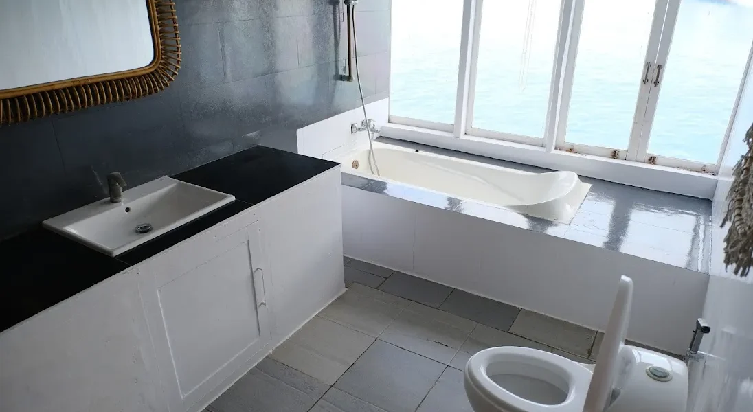 Bathroom Master Ocean View Dua Liveaboard | Komodo Tour | Komodo Luxury