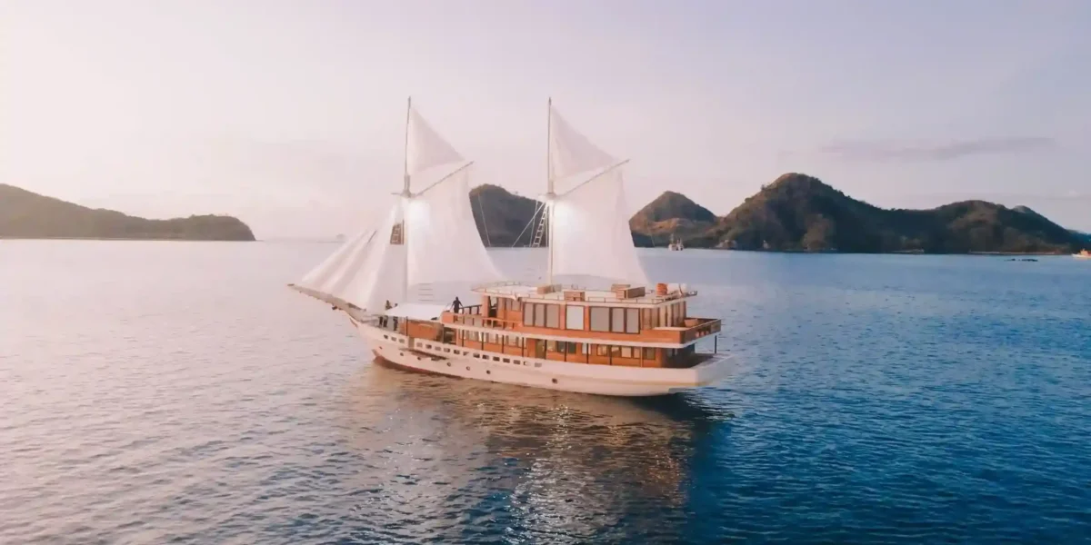 Elbark cruise to Komodo Island